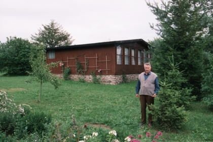 Erwin Hoyer vor dem Ferienhaus